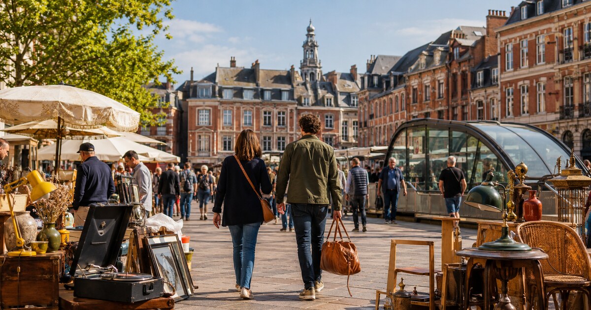 Braderie de Lille, stands de brocanteurs et visiteurs dans le centre-ville